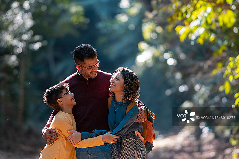 父亲和孩子们探索热带雨林图片素材