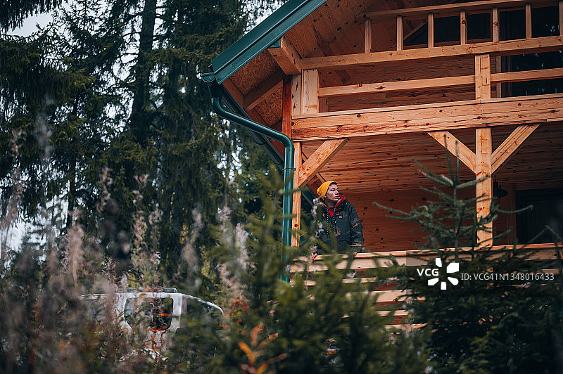 在山间小屋里度假的男人图片素材