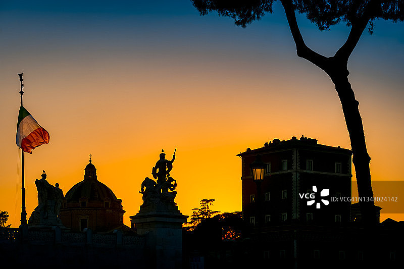 罗马历史中心日落时分的迷人天空图片素材