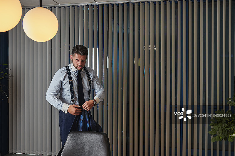 办公室里有百叶窗的商人图片素材