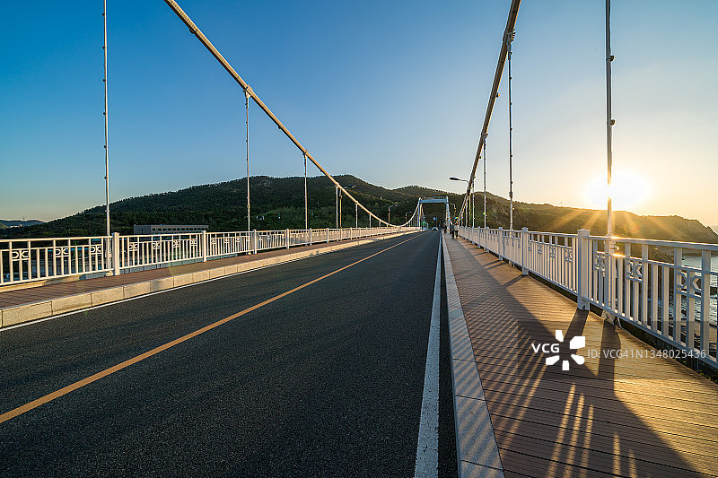 阳光下的现代桥梁道路图片素材