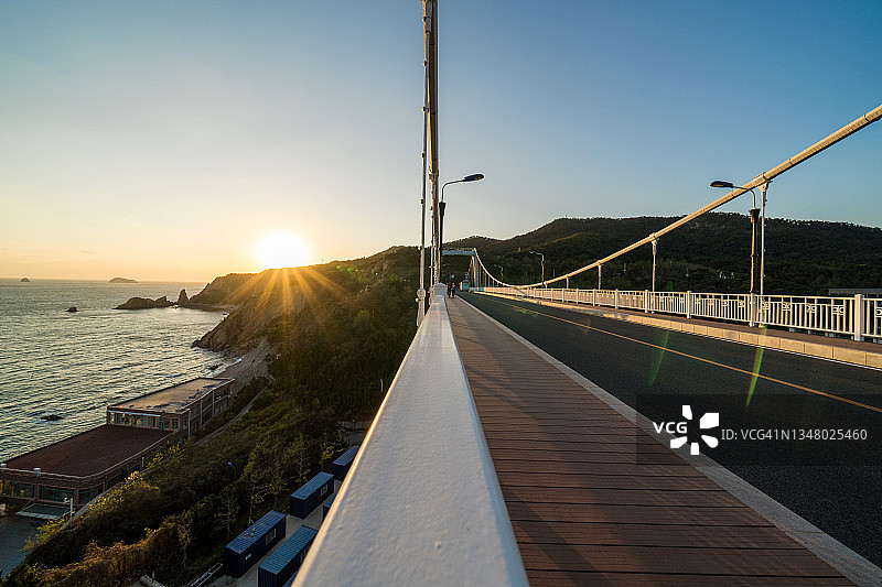 阳光下的现代桥梁道路图片素材