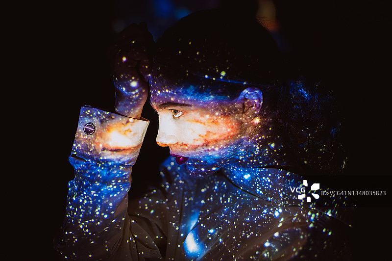 面部投射着彩色抽象太空图案的奇异女人图片素材