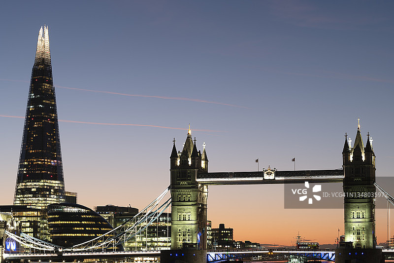 伦敦城市地标在黄昏时亮起图片素材