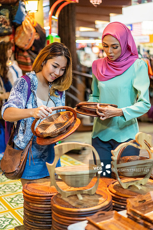 在当地集市购物的亚洲朋友图片素材