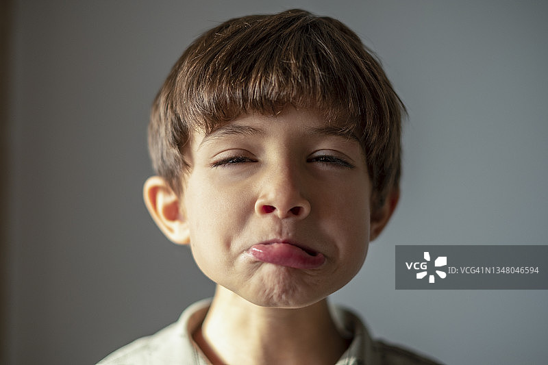 孩子做出夸张悲伤的表情图片素材