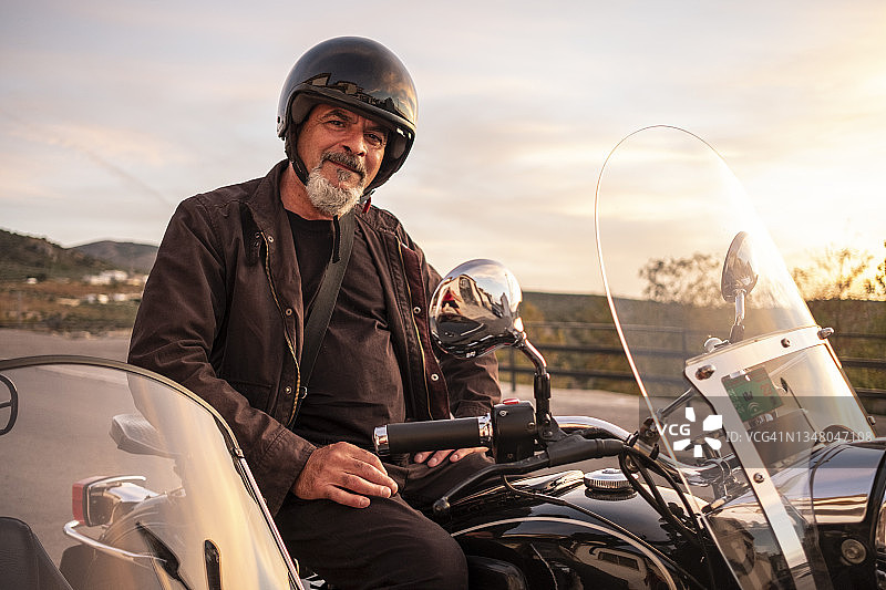 户外停放的挎斗摩托车骑行生活方式图片素材