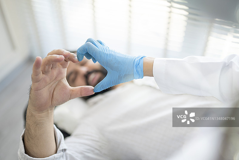 心形与医生图片素材