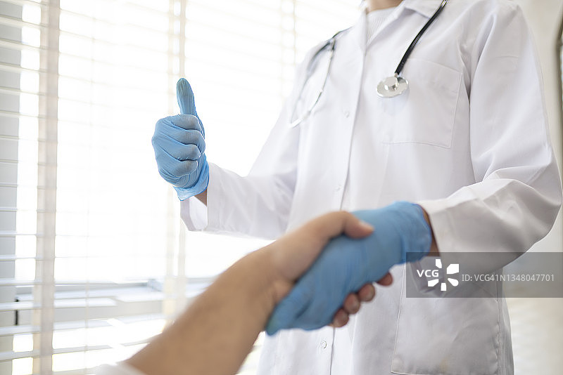 女医生在医院工作图片素材