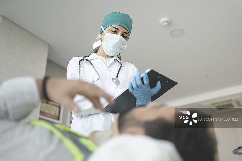 在医院工作的女医生图片素材