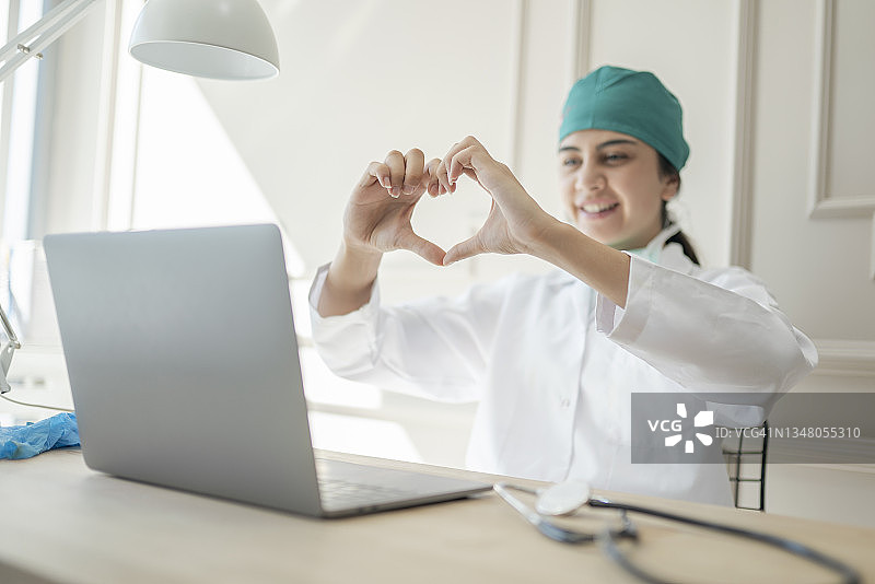 心形与医生图片素材