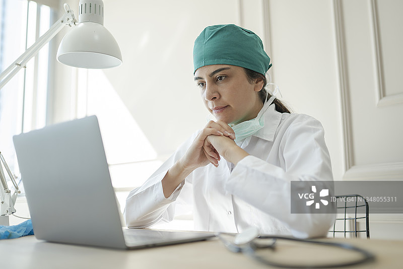 在医院工作的女医生图片素材