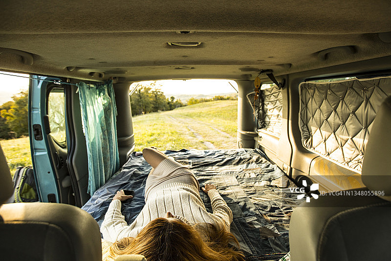 中年妇女在露营车里度假图片素材