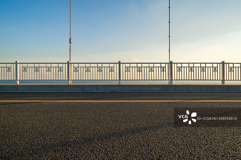 现代桥梁上的空旷道路图片素材
