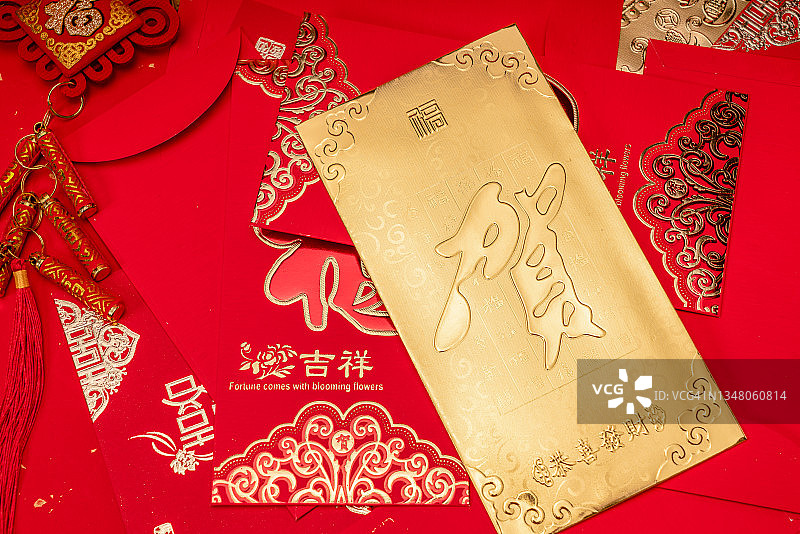 中国新年装饰：红色背景上的福字和金元宝图片素材