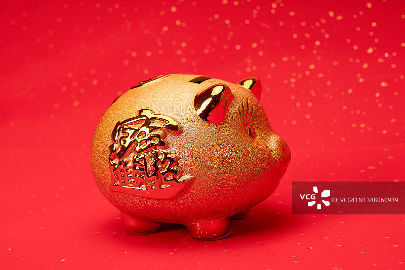 红色背景上的储蓄罐图片素材