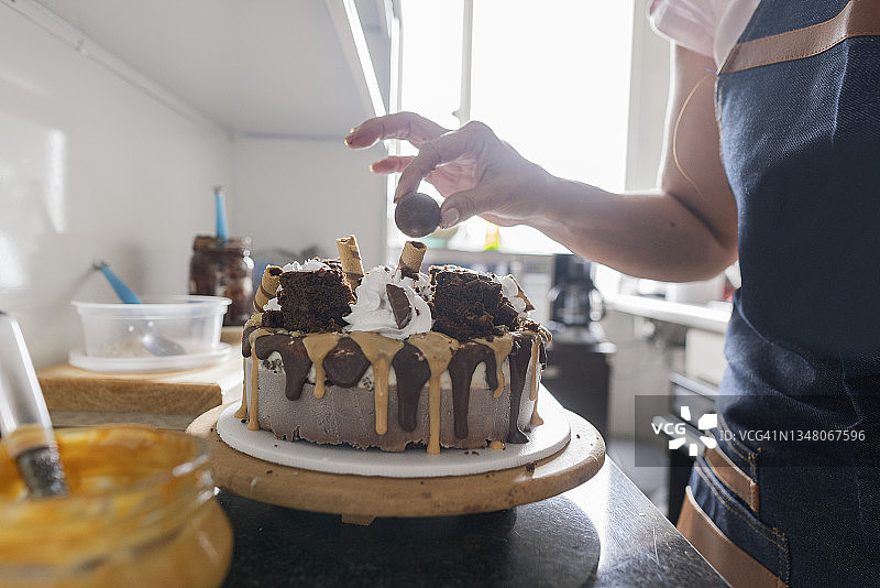 疫情期间，女商人准备食材制作冰淇淋出售给顾客图片素材