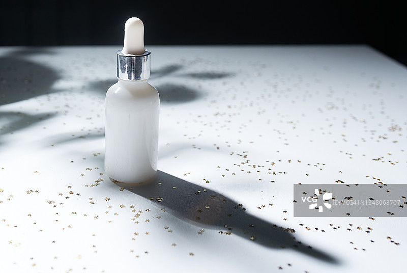 带有滴管的白色面部精油瓶图片素材