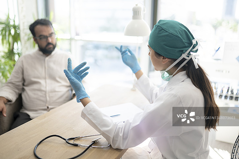 在医院工作的女医生图片素材