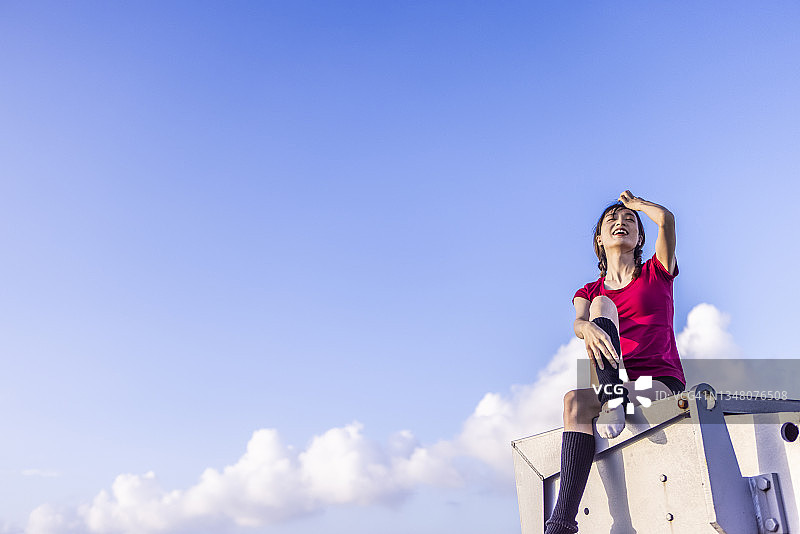 在屋顶上向前看的美丽亚洲芭蕾舞女子图片素材
