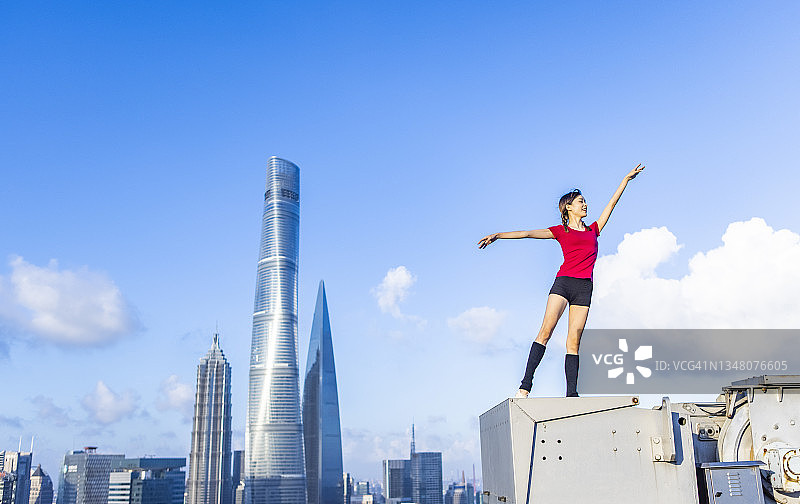 红绸舞动的亚洲女子图片素材