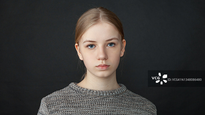 14岁金发少女的特写工作室肖像图片素材