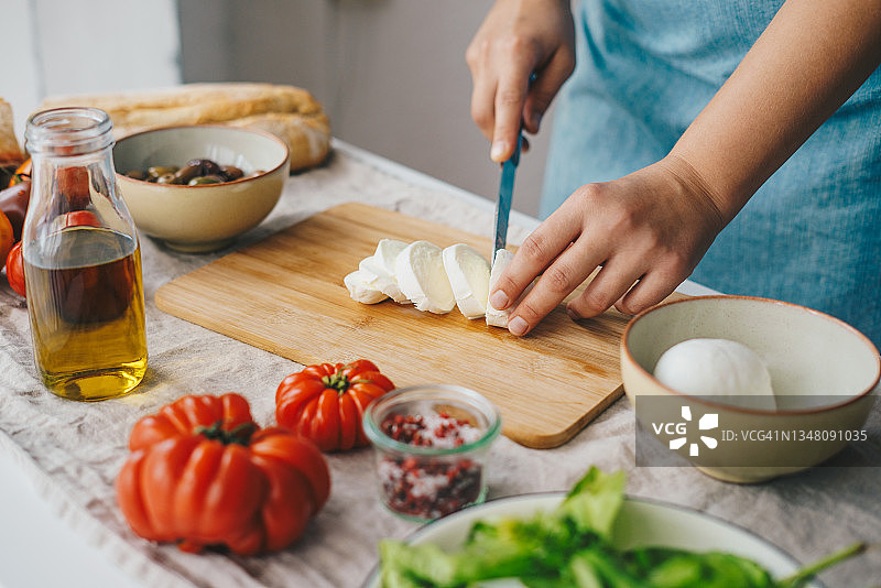 女人烹饪卡普雷塞沙拉图片素材