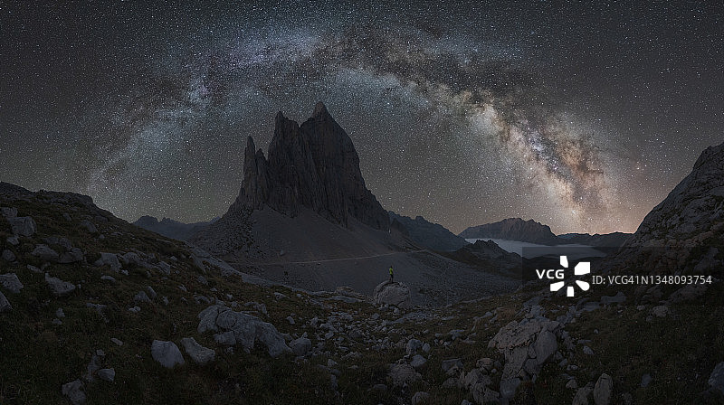 在山里看银河的男人图片素材