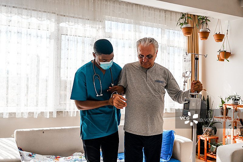 家访期间的医护人员与男子图片素材
