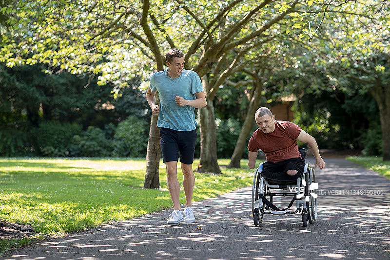 朋友们在公园里锻炼图片素材