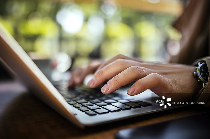 正在工作的模糊商人图片素材