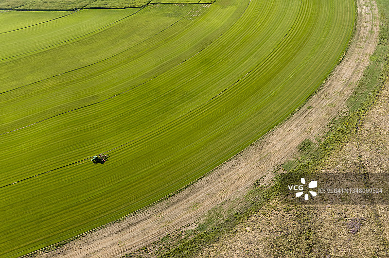 中心支轴式灌溉的圆形农田图片素材