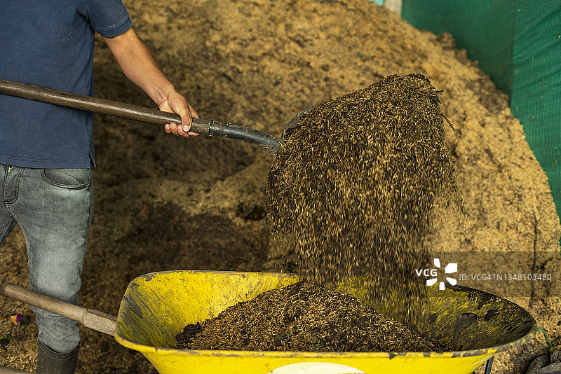 男人用铲子搬运泥土图片素材