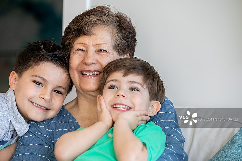 祖母坐着抱住孙辈图片素材