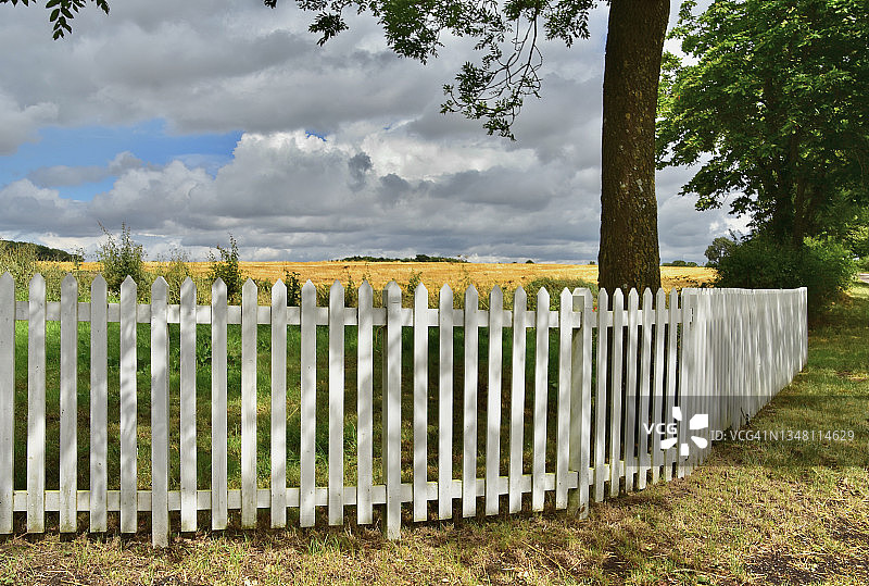白色尖桩篱栅图片素材