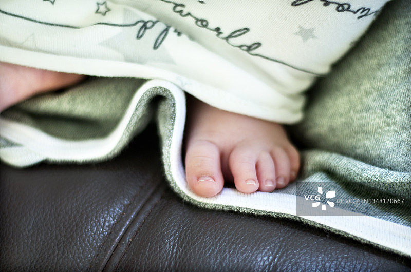 毯子里的宝宝小脚图片素材