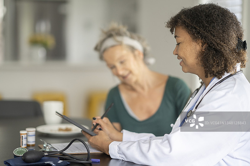 给病人良好的测试结果图片素材