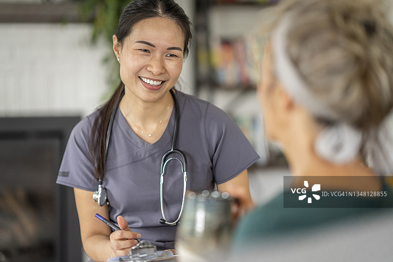 护士与老年人交谈图片素材