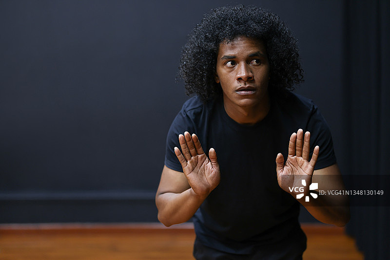 在表演课上即兴表演的非裔美国戏剧学生图片素材