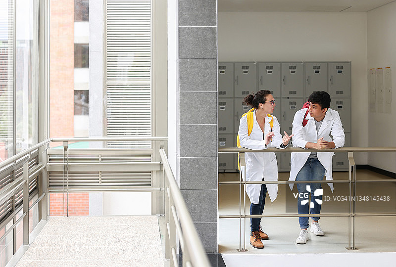 在大学校园里交谈的医学生图片素材