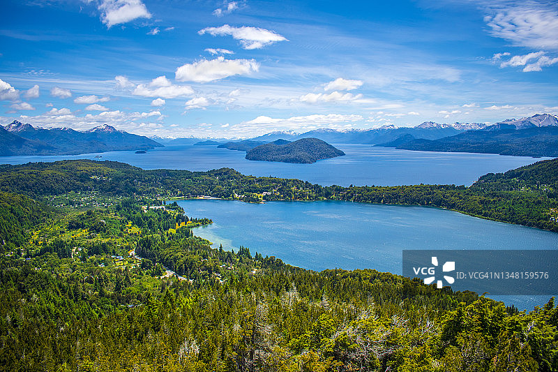 阿根廷巴里洛切内格罗河巴塔哥尼亚 Campanario山湖泊、森林和山脉全景图片素材