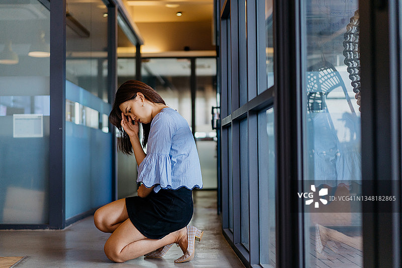 办公室走廊里有压力的亚洲女商人图片素材