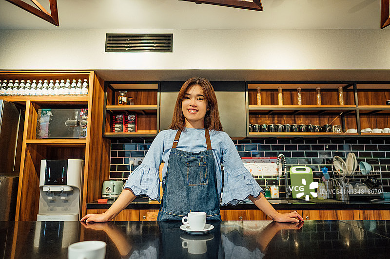 微笑的自助餐厅老板肖像图片素材