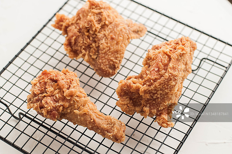 冷却架上的炸鸡图片素材