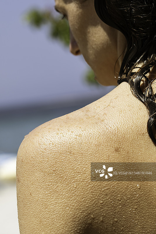 游泳后女人的肩膀图片素材