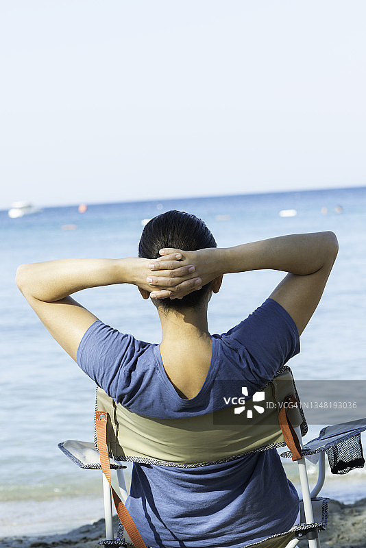 在海滩放松图片素材