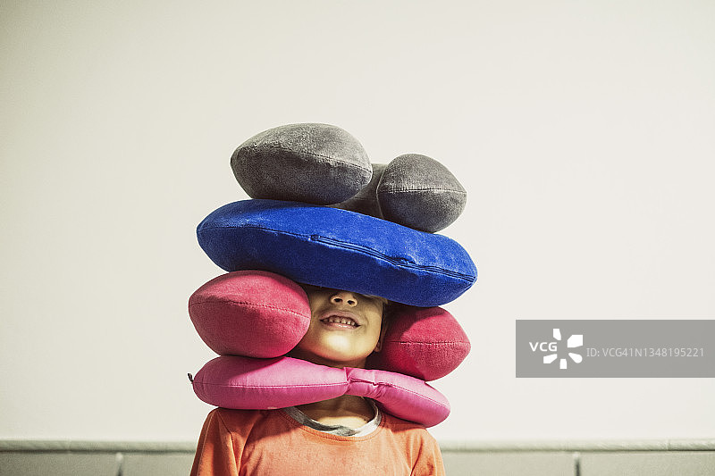 男孩头部周围环绕着颈椎垫的有趣图片图片素材