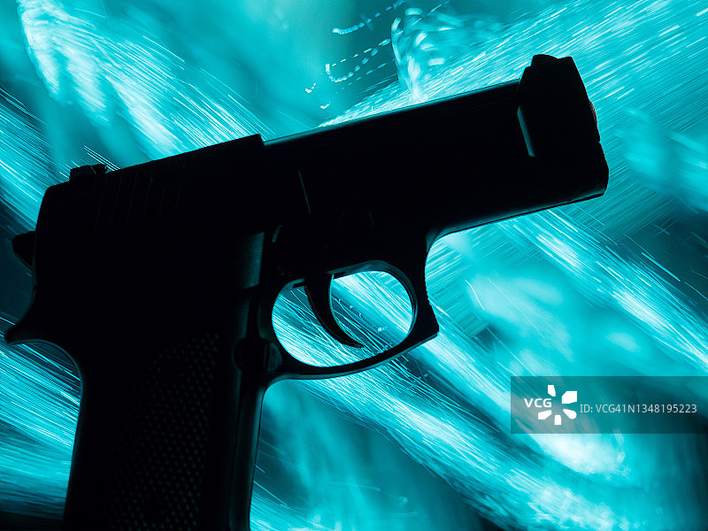 动荡背景下的枪支剪影图片素材