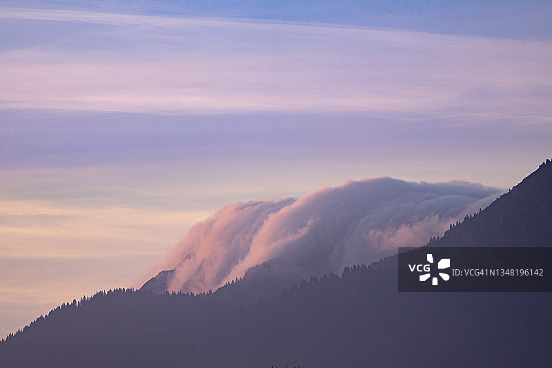 巴伐利亚阿尔卑斯山日出时的波浪状云层图片素材