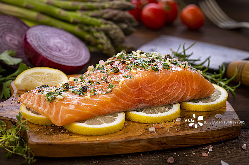 健康饮食：生的调味三文鱼排图片素材